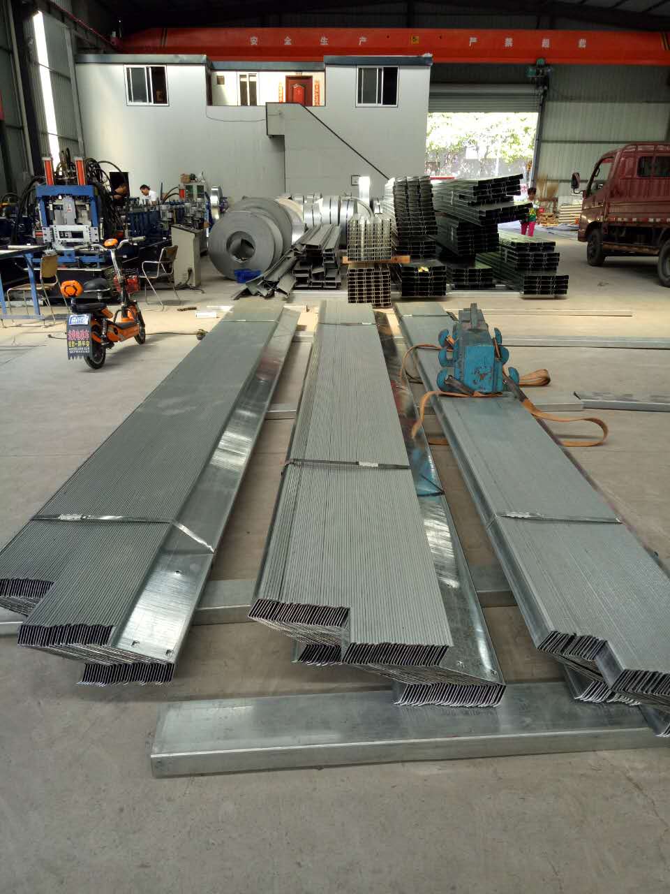 Z型鋼生產(chǎn)車(chē)間