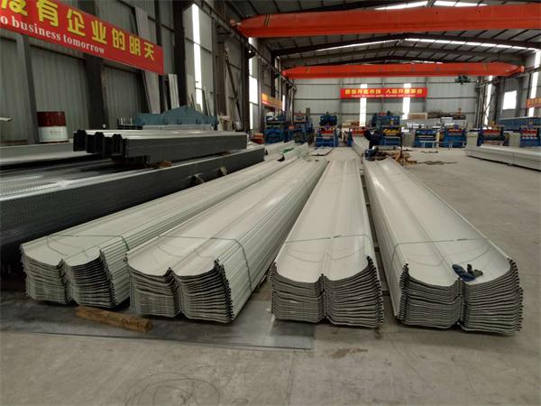 角馳屋面板生產(chǎn)車(chē)間