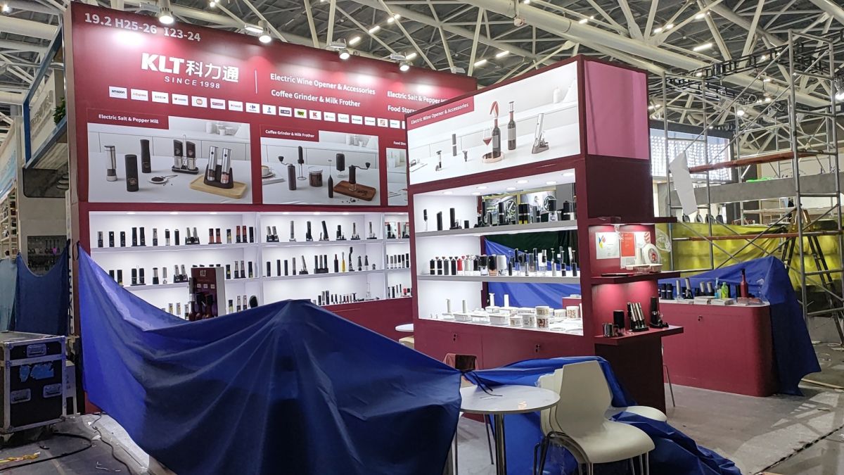 北京展位設(shè)計搭建：品質(zhì)與效率，我們?nèi)绾握业阶罴哑胶猓?></p><p>2. 突出產(chǎn)品特點：根據(jù)產(chǎn)品的特點和目標(biāo)客戶群體的需求，設(shè)計出能有效展示產(chǎn)品優(yōu)勢的展位布局，使觀眾能迅速了解產(chǎn)品特性并產(chǎn)生購買欲望。</p>

<p>3. 優(yōu)化觀眾體驗：在設(shè)計過程中，要充分考慮觀眾的參觀體驗，通過合理的動線設(shè)計、舒適的座椅、清晰的指示牌等，為觀眾提供愉悅的參觀環(huán)境。</p>

<p>4. 提高展位利用率：在有限的空間內(nèi)，充分利用每一個角落，打造出具有高度實用性的展位，以實現(xiàn)更高的展示效果。</p>

<p>二、合理運用設(shè)計元素</p>

<p>展位設(shè)計搭建需要運用多種設(shè)計元素，如平面設(shè)計、空間設(shè)計、色彩搭配、照明等。在這些元素中，如何實現(xiàn)品質(zhì)與效率的平衡呢？</p>

<p>1. 平面設(shè)計：簡潔明了的平面設(shè)計能迅速傳達信息，提高觀眾的認(rèn)知度。同時，合理的平面布局可以提高展位的實用性和舒適度。</p>

<p>2. 空間設(shè)計：巧妙的空間設(shè)計可以營造出獨特的氛圍，吸引觀眾關(guān)注。在實際搭建過程中，要充分考慮空間利用率和施工難度，確保設(shè)計方案的可行性。</p>

<p>3. 色彩搭配：恰當(dāng)?shù)纳蚀钆淇梢栽鰪娬刮坏囊曈X沖擊力，提升品牌形象。在選擇色彩時，要結(jié)合企業(yè)形象和產(chǎn)品特點，避免使用過于復(fù)雜的顏色組合。</p>

<p>4. 照明設(shè)計：合適的照明設(shè)計不僅可以突出展示產(chǎn)品，還能營造出舒適的參觀環(huán)境。在選擇照明設(shè)備時，要充分考慮照明效果、節(jié)能環(huán)保和安全性。</p>

<p>三、選擇合適的搭建材料與施工團隊</p>

<p>展位設(shè)計搭建的最終實現(xiàn)，離不開優(yōu)質(zhì)的搭建材料和專業(yè)的施工團隊。在選擇材料和團隊時，要注意以下幾點：</p>

<p>1. 搭建材料：選擇質(zhì)量優(yōu)良、環(huán)保安全、易于安裝和拆卸的搭建材料，以保證展位的品質(zhì)和效率。</p>

<p>2. 施工團隊：選擇經(jīng)驗豐富、技術(shù)過硬、責(zé)任心強的施工團隊，確保展位的完美呈現(xiàn)。</p>

<p>四、總結(jié)</p>

<p>在進行北京展位設(shè)計搭建時，要明確設(shè)計目標(biāo)，合理運用設(shè)計元素，選擇合適的搭建材料與施工團隊，從而實現(xiàn)品質(zhì)與效率的最佳平衡。只有這樣，才能在眾多展位中脫穎而出，為企業(yè)贏得更多的商機。</p>					</div>
					<div   id=