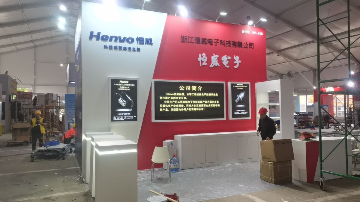 蘇州展位設(shè)計(jì)搭建：快速搭建與市場先機(jī)，我們?nèi)绾螏椭プ。?></p><p>4. 注重細(xì)節(jié)處理：細(xì)節(jié)決定成敗，對于展位的裝飾、燈光、音響等細(xì)節(jié)處理要精益求精。</p>
<p>5. 快速搭建工具：使用快速搭建工具可以大大提高搭建效率，縮短搭建時(shí)間。</p>

<p>三、選擇優(yōu)秀的展位設(shè)計(jì)搭建公司</p>

<p>選擇一家優(yōu)秀的展位設(shè)計(jì)搭建公司對于企業(yè)的發(fā)展至關(guān)重要。蘇州展位設(shè)計(jì)搭建公司作為行業(yè)的領(lǐng)軍企業(yè)，具有豐富的經(jīng)驗(yàn)和專業(yè)的團(tuán)隊(duì)，能夠?yàn)榭蛻籼峁└哔|(zhì)量的服務(wù)。具體來說，選擇優(yōu)秀的展位設(shè)計(jì)搭建公司需要考慮以下幾個(gè)方面：</p>

<p>1. 公司資質(zhì)：選擇有資質(zhì)、有經(jīng)驗(yàn)的公司，能夠保證搭建質(zhì)量和服務(wù)水平。</p>
<p>2. 案例展示：查看公司的案例展示，了解公司的設(shè)計(jì)水平和執(zhí)行能力。</p>
<p>3. 服務(wù)價(jià)格：在選擇公司時(shí)，需要了解服務(wù)價(jià)格和收費(fèi)標(biāo)準(zhǔn)，確保性價(jià)比高。</p>
<p>4. 售后服務(wù)：優(yōu)秀的公司會(huì)提供優(yōu)質(zhì)的售后服務(wù)，確保企業(yè)的參展效果和品牌形象。</p>					</div>
					<div   id=