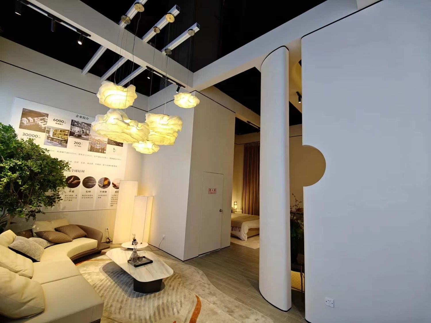 沙特阿拉伯展位設(shè)計搭建品質(zhì)與創(chuàng)新，我們?nèi)绾巫龅絻扇涿溃?></p><p>3. 創(chuàng)意設(shè)計：創(chuàng)意是創(chuàng)新的靈魂。我們可以通過獨特的展位設(shè)計、有趣的互動裝置等創(chuàng)意手段，吸引觀眾的注意力，提高他們對產(chǎn)品的興趣。</p>

<p>四、實踐案例分析</p>

<p>為了更好地說明如何在展位設(shè)計中實現(xiàn)品質(zhì)與創(chuàng)新兩全其美，我們將以某知名電子品牌為例進行詳細分析。該品牌以其高質(zhì)量的產(chǎn)品和不斷創(chuàng)新的科技贏得了市場和消費者的認可。在展位設(shè)計搭建中，我們可以考慮以下幾個方面來實現(xiàn)品質(zhì)與創(chuàng)新：</p>

<p>1. 展位材質(zhì)：我們可以使用高級金屬材質(zhì)和環(huán)保材料，體現(xiàn)出品牌的環(huán)保理念和高品質(zhì)追求。</p>
<p>2. 空間布局：我們可以設(shè)計一個環(huán)形展區(qū)，將品牌的主打產(chǎn)品環(huán)繞展示，讓觀眾在輕松的氛圍中了解產(chǎn)品特點。同時，我們還可以設(shè)置一個互動體驗區(qū)，讓觀眾親自體驗產(chǎn)品的性能和優(yōu)勢。</p>
<p>3. 色彩搭配：我們可以選擇黑色和銀色的搭配，體現(xiàn)出品牌的科技感和高端形象。同時，我們還可以通過局部的亮色點綴，如金色邊框或LED燈光等，突出產(chǎn)品的亮點。</p>
<p>4. 照明設(shè)計：我們可以采用智能照明系統(tǒng)，根據(jù)不同的展示需求調(diào)整光線強度和顏色，營造出不同的展示氛圍。</p>

<p>五、結(jié)論</p>					</div>
					<div   id=