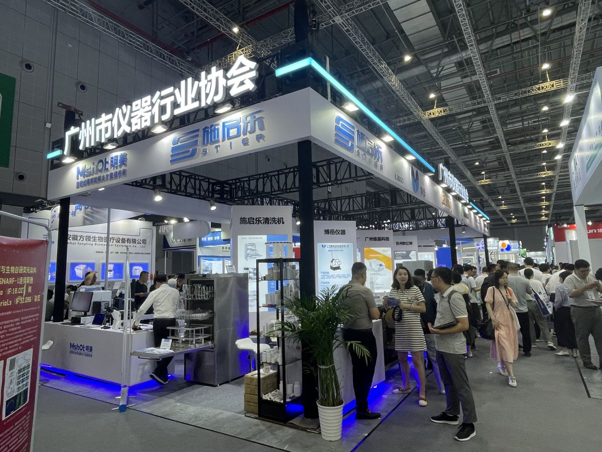 上海展位搭建：搭建品質(zhì)，我們?nèi)绾巫龅搅闳毕荩?></p><p>2. 客戶反饋：我們會定期與客戶溝通，了解展位的運(yùn)行情況和使用體驗，以便及時發(fā)現(xiàn)問題并加以解決。</p>
<p>3. 專業(yè)培訓(xùn)：對于客戶方的操作人員，我們會提供專業(yè)的培訓(xùn)，幫助他們正確使用和維護(hù)展位設(shè)施，延長其使用壽命。</p>

<p>關(guān)鍵詞：上海展位搭建、品質(zhì)、零缺陷、設(shè)計、材料選擇、施工管理、后期維護(hù)。</p>					</div>
					<div   id=