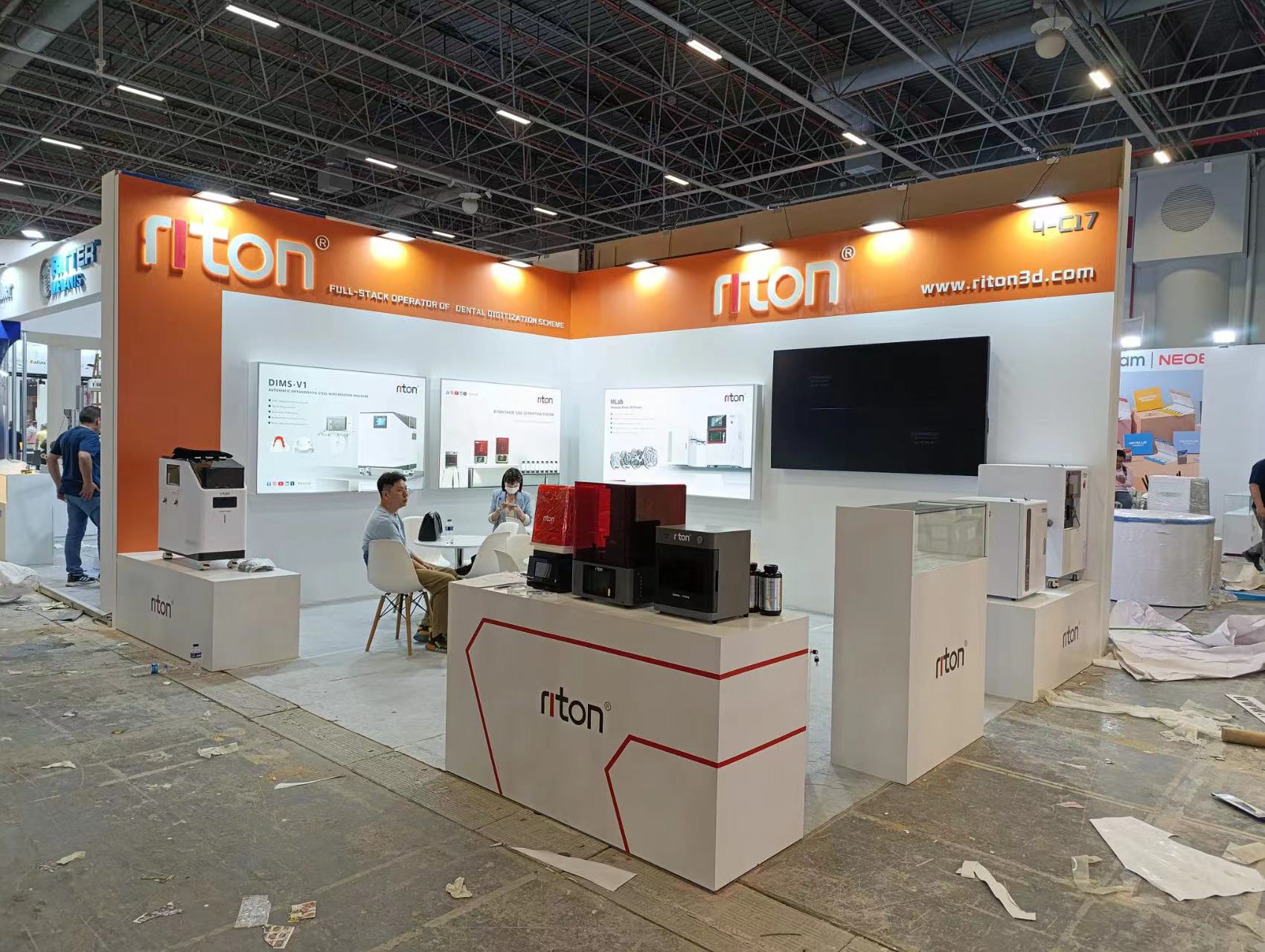 深圳展覽搭建客戶最關(guān)心的問(wèn)題有哪些？我們?nèi)绾谓獯穑?></p><p>4. 靈活應(yīng)對(duì)客戶需求：客戶的需求是多樣化的，我們需要靈活應(yīng)對(duì)客戶需求的變化，提供定制化的服務(wù)，確?？蛻臬@得最佳的展覽體驗(yàn)。</p>
<p>5. 提供完善的售后服務(wù)：我們提供專業(yè)的售后服務(wù)，解決客戶在展覽搭建過(guò)程中遇到的問(wèn)題和疑惑，確?？蛻舻臐M意度。</p>					</div>
					<div   id=